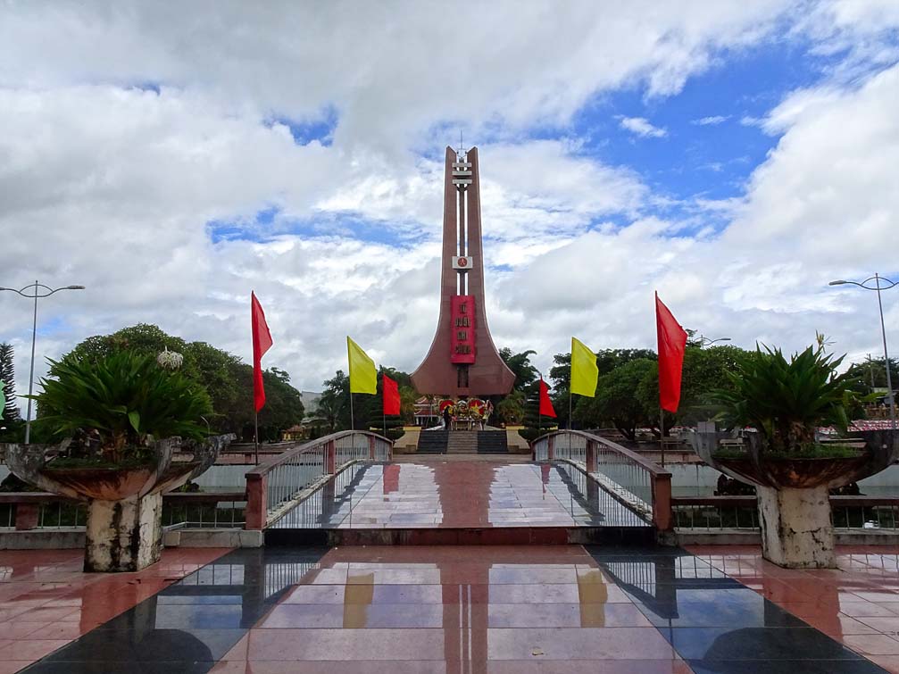 Hình ảnh tượng đài nghĩa trang liệt sĩ Kon Tum